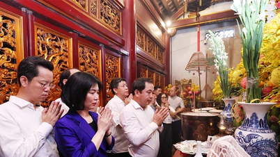 Delegația din orașul Hanoi a oferit tămâie în memoria regilor Hung.