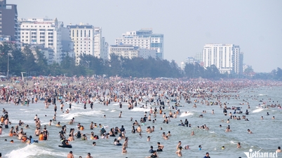 หาดซัมซอนเต็มไปด้วยผู้คนในวันหยุดสุดสัปดาห์ แม้ว่าอากาศจะยังไม่ร้อนก็ตาม