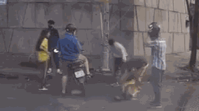 Ho Chi Minh-stad: De autoriteiten onderzoeken een video waarop een groep studenten te zien is die aan het vechten is, waarbij één persoon ernstige stuiptrekkingen heeft.