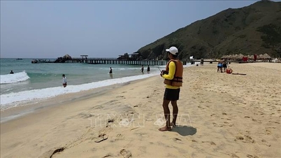Gia Lai förstärker räddningsstyrkorna för att garantera säkerheten för turister som badar i havet.