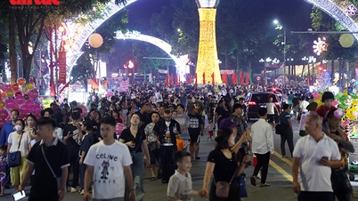 Kerumunan orang memadati Taman Van Lang untuk menyaksikan pertunjukan kembang api pada Hari Peringatan Leluhur Hung Vuong.