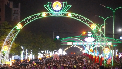 В вечер открытия Туристического фестиваля Куа Ло 2026 толпы людей толкались друг с другом.