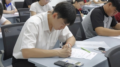 大学への入学において、別途入学試験を受ける学生の数は増加傾向にある一方、成績証明書に基づいて入学する学生の数は減少傾向にある。