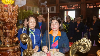 Cabang Vikki Bank di Kien Giang mempersembahkan dupa untuk memberi penghormatan kepada para martir yang heroik.