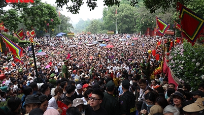 No aniversário do Dia dos Ancestrais, as pessoas voltam seus pensamentos respeitosamente para o Templo Hung.