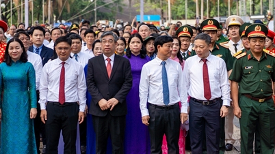 Los líderes de Ciudad Ho Chi Minh ofrecen incienso en el aniversario de la muerte de Hung Vuong.