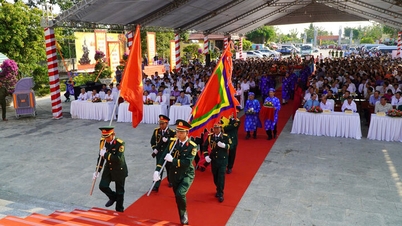 Menganjurkan upacara mempersembahkan kemenyan sempena Hari Peringatan Raja-Raja Hung di komune Tan Hiep.