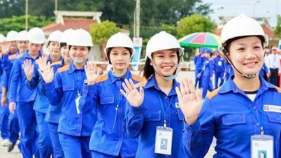 Mille lavoratori hanno sfilato per commemorare il 140° anniversario della Giornata internazionale dei lavoratori.