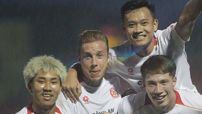 Piłkarze Ho Chi Minh City Police FC wygrywają emocjonujący mecz z Ha Tinh, co uspokaja trenera Le Huynh Duca.