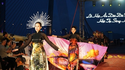 Défilé de mode impressionnant d'Ao Dai (robe traditionnelle vietnamienne) sur le fleuve Han.