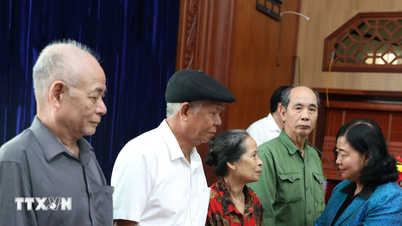 Il presidente del Comitato Centrale del Fronte della Patria vietnamita consegna doni alle famiglie che beneficiano di politiche preferenziali a Ninh Binh.