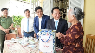 ប្រធាននាយកដ្ឋានឃោសនាការ និងចលនាមហាជនកណ្តាល ចុះសួរសុខទុក្ខគ្រួសារដែលទទួលបានការអនុគ្រោះ និងកម្មករដែលមានជីវភាពខ្វះខាតនៅទីក្រុង Hue។