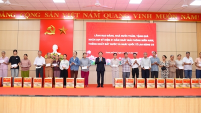 Kamerad Trinh Van Quyet melawat dan menyampaikan hadiah kepada individu yang berjasa dan isi rumah yang kurang bernasib baik di Hue.