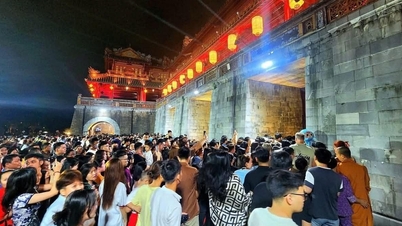 Під час святкування Дня пам'яті королів Хунг натовпи людей зібралися в Імператорській цитаделі Хюе, створивши вірусний відеокліп.