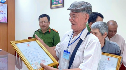 O homem de 77 anos irrompeu em lágrimas de alegria ao solicitar sua certidão de nascimento e carteira de identidade pela primeira vez.