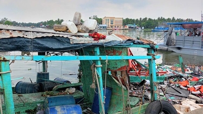 টাক কাউ ফেরি টার্মিনালে একটি মাছ ধরার নৌকায় আগুন লেগে বিস্ফোরণ ঘটেছে।