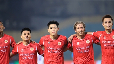 Dinh Bac scoort als een machine, coach Kim weet de aanval van het Vietnamese nationale team snel vorm te geven.