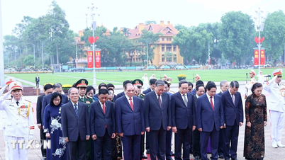 Para pemimpin parti dan negara melawat Makam Presiden Ho Chi Minh sempena ulang tahun pembebasan Vietnam Selatan dan penyatuan semula negara.