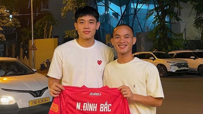 Un joueur de l'équipe nationale laotienne se rend au Vietnam et est invité à dîner par Dinh Bac.