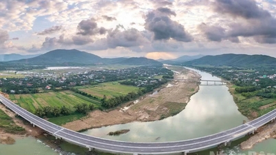 Secțiunea Quang Ngai - Hoai Nhon a autostrăzii a fost deschisă traficului la prânz, pe 29 aprilie.
