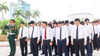 Les dirigeants de la ville de Da Nang offrent de l'encens aux héros et martyrs tombés au combat.