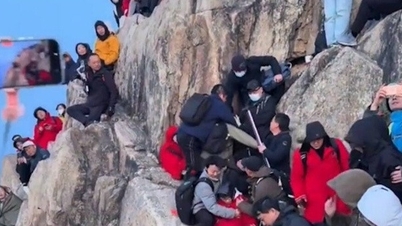 Turisté se střetli kvůli místům, kde chtěli sledovat východ slunce, což způsobilo chaos.