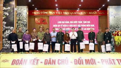 O presidente da Comissão Central de Inspeção, Tran Sy Thanh, visita Son La e entrega presentes.