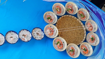 เมนูก๋วยเตี๋ยวกุ้งรูปทรงพิณอันเป็นเอกลักษณ์ ในการแข่งขันอาหารประเภทข้าว