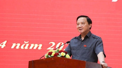 Timbalan Speaker Dewan Negara Nguyen Khac Dinh bertemu dengan pengundi di wad Nha Trang, Nam Nha Trang, dan Tay Nha Trang, wilayah Khanh Hoa.