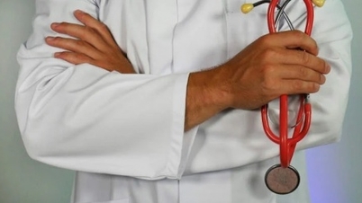 Atualização de notícias médicas de 28 de abril: Alerta sobre golpes de médicos fraudulentos que visam pacientes.