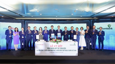 ក្រុមហ៊ុន MobiFone និងធនាគារ Vietcombank ចុះហត្ថលេខាលើកិច្ចព្រមព្រៀងសហប្រតិបត្តិការដ៏ទូលំទូលាយ ដោយបង្កើតប្រព័ន្ធអេកូឡូស៊ីឌីជីថលអន្តរវិញ្ញាសាសម្រាប់ហិរញ្ញវត្ថុ និងទូរគមនាគមន៍។