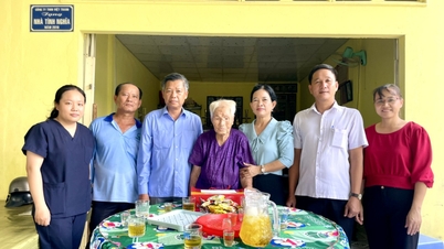 Vinh Chau beldesinin liderleri, Vietnamlı Kahraman Anneleri ziyaret ederek onlara hediyeler sundu.