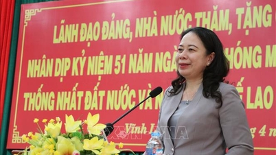Naib Presiden Vo Thi Anh Xuan menyampaikan cenderahati kepada penerima manfaat dasar sosial di wilayah Vinh Long.