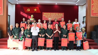 Timbalan Perdana Menteri Pham Thi Thanh Tra melawat dan menyampaikan hadiah kepada keluarga penerima manfaat polisi, pekerja, dan isi rumah miskin di Lao Cai.