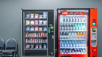 Een Franse tiener riskeert een gevangenisstraf voor het aflikken van rietjes uit automaten.