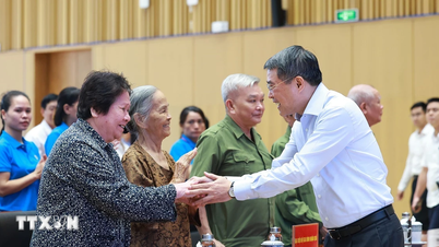 Perdana Menteri Le Minh Hung memberi penghormatan kepada mereka yang telah memberikan perkhidmatan berjasa di Hai Phong.