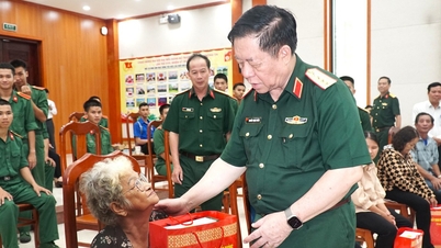 General Nguyen Trong Nghia, Khanh Hoa'da ayrıcalıklı muamele gören ailelere ve yoksul hanelere hediyeler takdim etti.