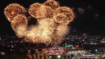 זיקוקים מרהיבים האירו את שמי האנוי בליל "הדי המולדת", לציון 51 שנה לאיחוד.