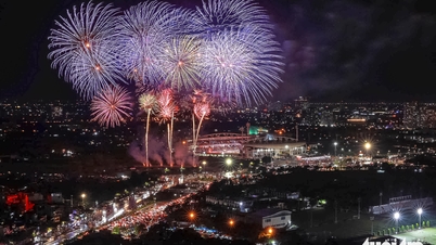 זיקוקים מרהיבים האירו את שמי האנוי בליל "הדי המולדת", לציון 51 שנה לאיחוד.