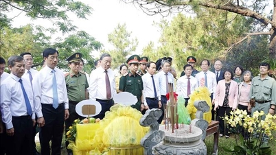เลขาธิการและประธานได้จุดธูปเพื่อรำลึกถึงพลเอกโว เหงียน เกียป