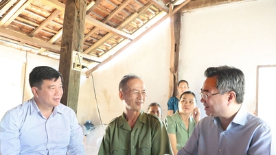 Kameraad Nguyen Thanh Nghi bezoekt families in Lam Dong die recht hebben op voorkeursbehandeling en overhandigt hen geschenken.