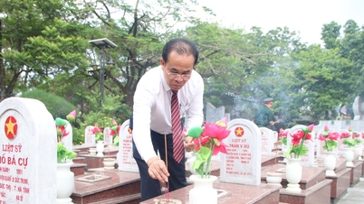 Da Nangs ledare offrar rökelse för att hedra de heroiska martyrerna i Quang Tri.