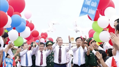 เลขาธิการและประธานโต ลัม เข้าร่วมพิธีเชิญธงชาติเพื่อรำลึกถึง "การรวมประเทศ"