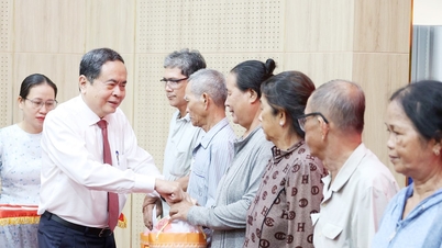 ประธานสภาแห่งชาติ ตรัน ทันห์ มัน เยี่ยมเยียนและมอบของขวัญให้แก่ครอบครัวที่ได้รับการปฏิบัติอย่างเป็นพิเศษ แรงงาน และกรรมกรในจังหวัดอานเจียง