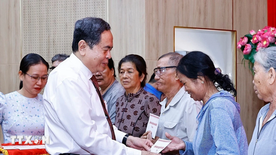 De voorzitter van de Nationale Assemblee bezoekt kansarme werknemers en arbeiders in An Giang en overhandigt hen geschenken.