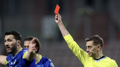 World Cup 2026: Player… covers mouth during verbal altercation with opponent, referee immediately sends him off the field.