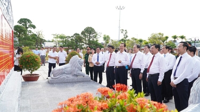 ประธานสภาแห่งชาติ ตรัน ทันห์ มัน วางดอกไม้และจุดธูปบูชา ณ อนุสรณ์สถานวีรบุรุษ ผู้พลีชีพ และผู้มีคุณูปการ