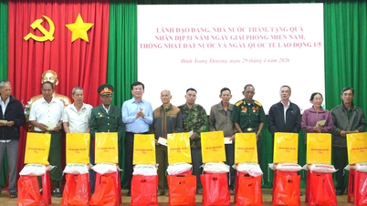 De voorzitter van het Volkscomité van de provincie Lam Dong, Ho Van Muoi, bezoekt families die een voorkeursbehandeling genieten in de gemeente Dinh Trang Thuong en overhandigt hen geschenken.
