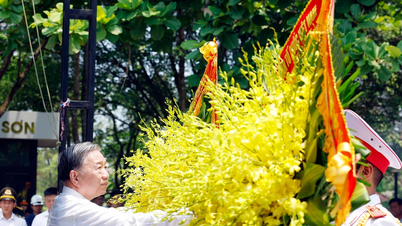 เลขาธิการและประธานพรรคได้จุดธูปเพื่อรำลึกถึงพลเอกโว เหงียน เกียป และวีรบุรุษผู้เสียสละท่านอื่นๆ ในจังหวัดกวางตรี