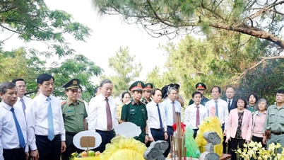 Generalsekretær og president To Lam ofret røkelse for å minnes general Vo Nguyen Giap og andre heroiske martyrer i Quang Tri.